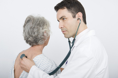 医生检查病人后使用听诊器