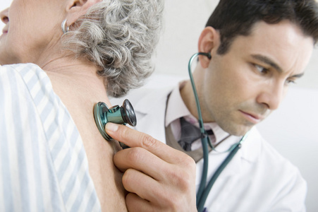 医生检查病人使用回的听诊器