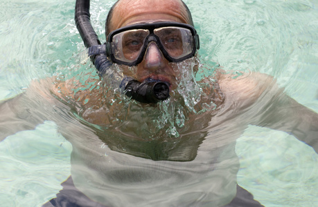 在环礁湖 snorkeler