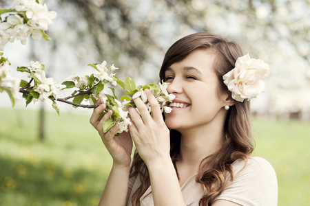 女人享受花儿的芬芳