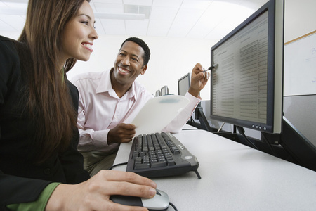 男人和女人在一起的计算机实验室中的工作