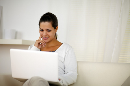 浏览互联网在笔记本电脑上的年轻女性