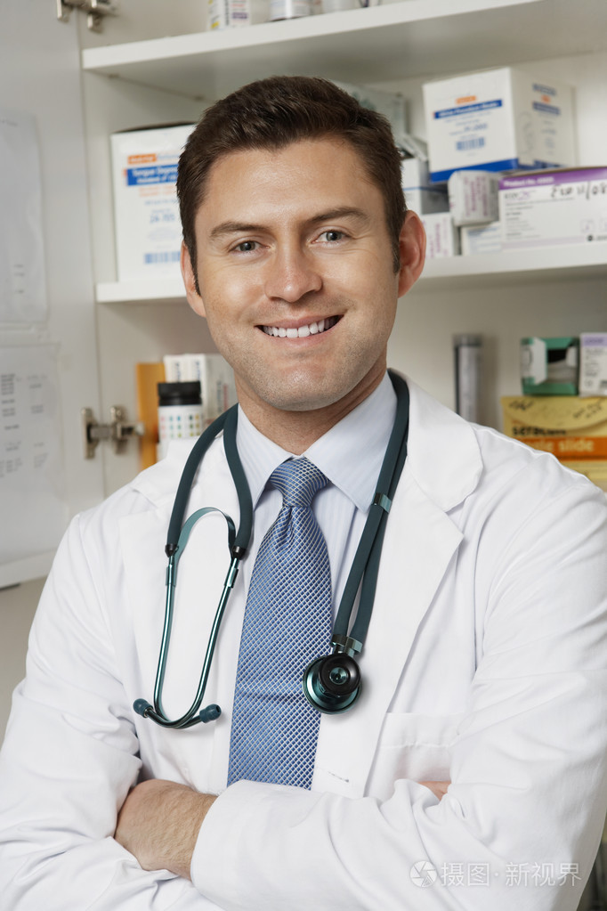 微笑的自信男医生