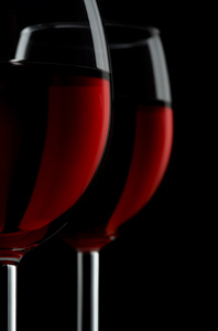 两个玻璃隔离在黑色背景上的红酒