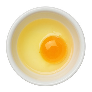蛋黄和孤立在白纸上一碗中的白色