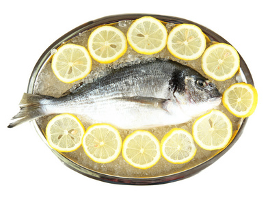 多拉多与柠檬和欧芹被隔绝在白色的纸盒上的新鲜鱼