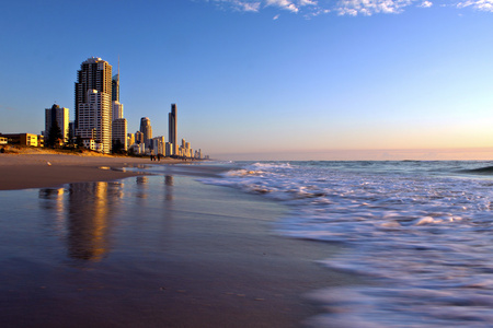 在澳大利亚黄金海岸的海滩看日出