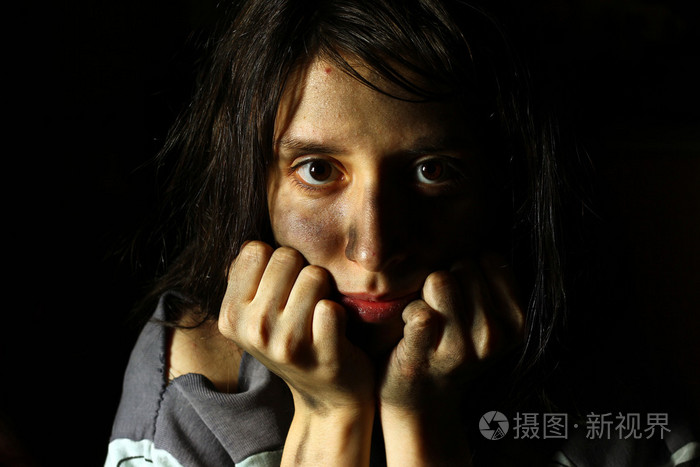 可怜的脏女孩看摄像机