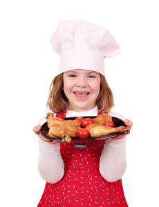 快乐的小女孩厨师举行菜鸡鼓槌