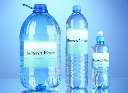 蓝色背景上的标签与不同的水瓶子