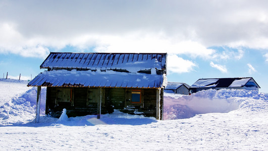 在南埃斯特雷山，葡萄牙在雪中小屋