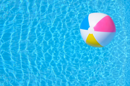 在游泳池中充气球