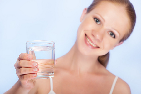 年轻健康的女性和干净的水一杯