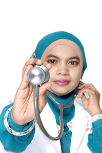 亚洲的年轻女医生拿听诊器
