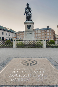 莫扎特雕像在莫扎特广场 莫扎特 在萨尔茨堡，奥地利经济论坛