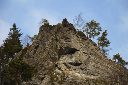 与宝石和岩石山