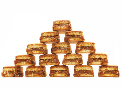 在白色背景上的饼干的金字塔