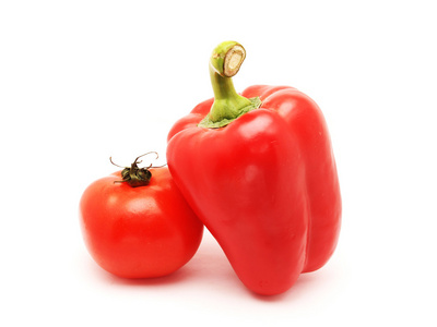 辣椒和番茄在白色背景上