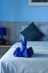 在床上的蓝色毛巾装饰