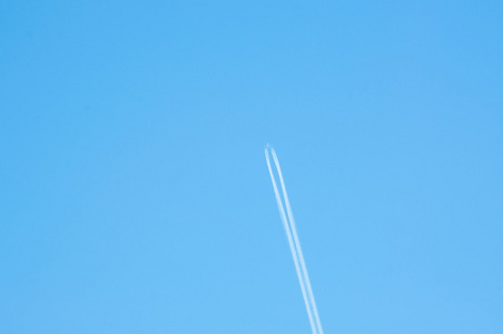 飞机在天空中图片