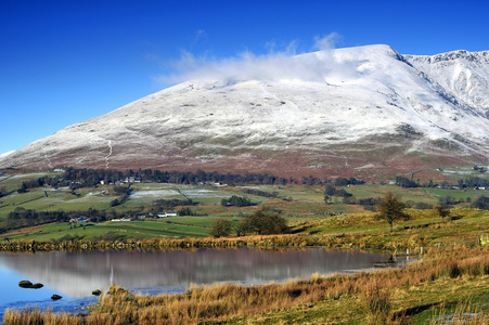 云层和 blencathra 上空雪