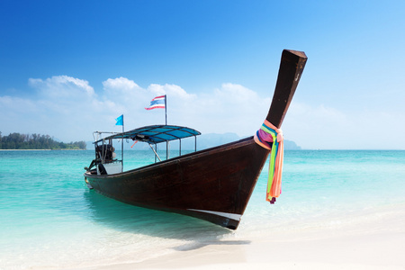 长的小船在岛在泰国