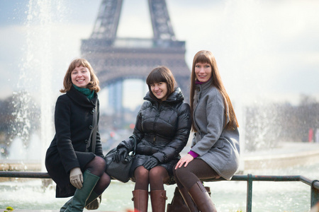 三个女孩在巴黎一起