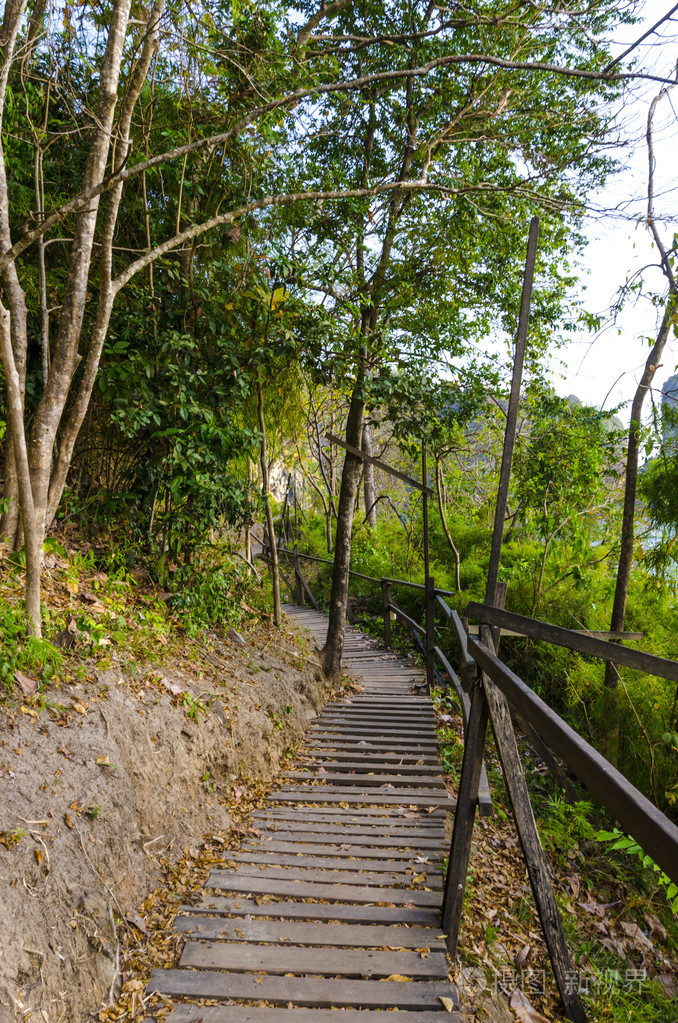 山顶上的木制人行道