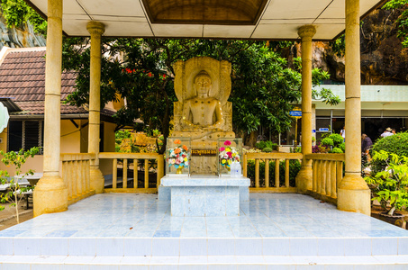 佛雕像在泰国老虎洞寺