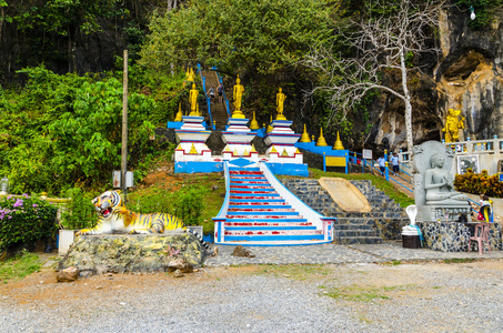 雕像在一所佛教寺院内泰国老虎洞