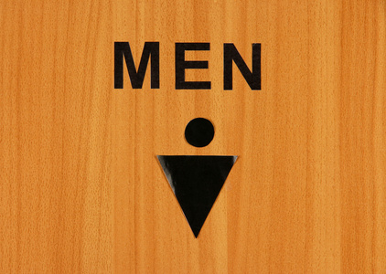 木制背景上厕所标志