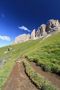 在法萨山谷徒步旅行