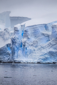 南极冰山裂缝
