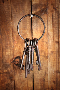 一堆老木墙上挂着的钥匙