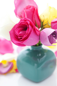 花瓶和花瓣多彩玫瑰花束