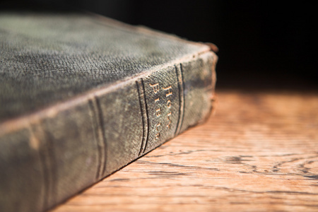皮革覆盖旧圣经躺在一张桌子上