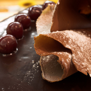 釉面巧克力蛋糕和樱桃的法国糕点和 chocolaterie