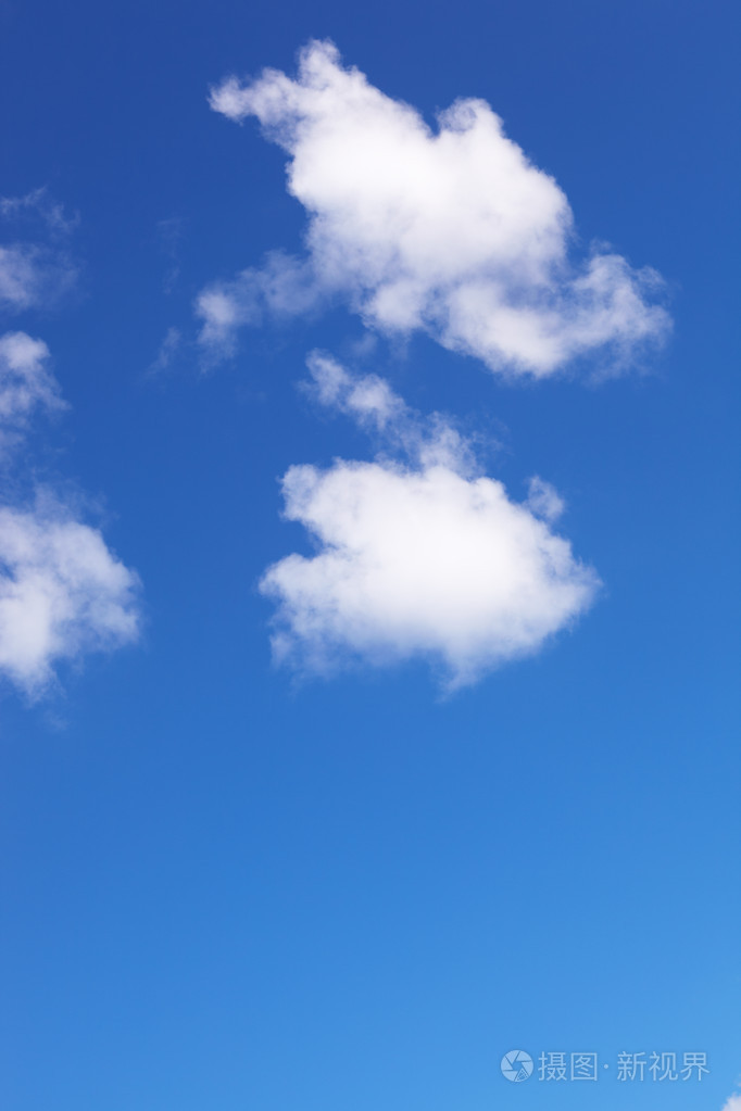 蓝蓝的天空和白色软绵绵的云