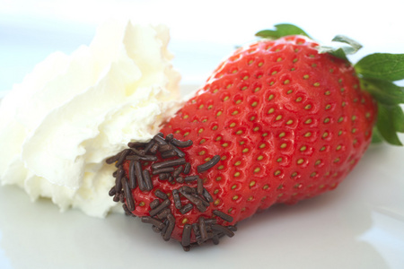 带小巧克力糖粒的新鲜草莓