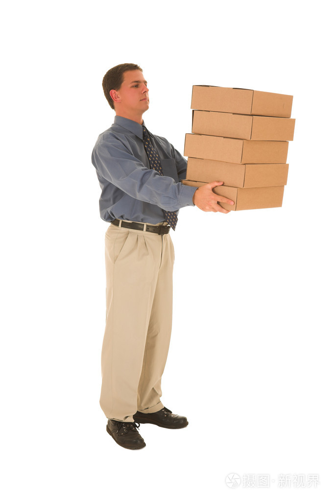 扛箱子的人