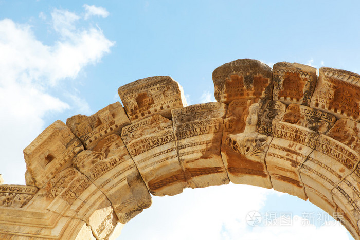 在现代天土耳其以弗所城老废墟中的 hadians 寺