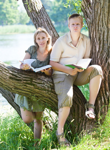 年轻的男生和女生准备检查在春季公园附近湖中的经验教训