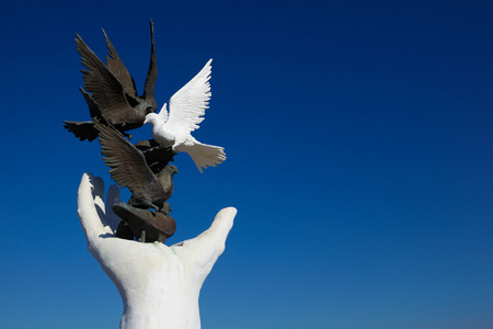 和平纪念碑反对库萨达斯，土耳其长廊上的一片蓝天