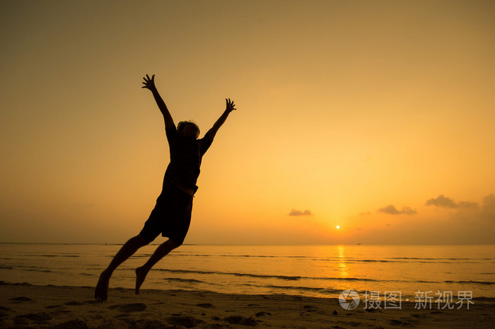 快乐的人跳的剪影