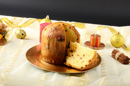 panettone 和圣诞装饰品在复杂背景下的表