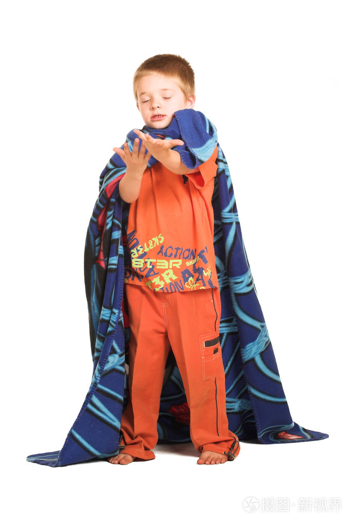 一个男孩穿着一条毯子作为海角伸出他的手