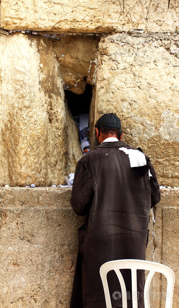 不明身份的人在哀号墙西墙祈祷