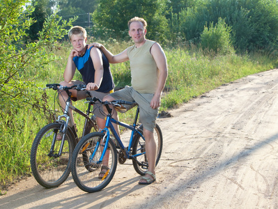 父亲与儿子骑自行车