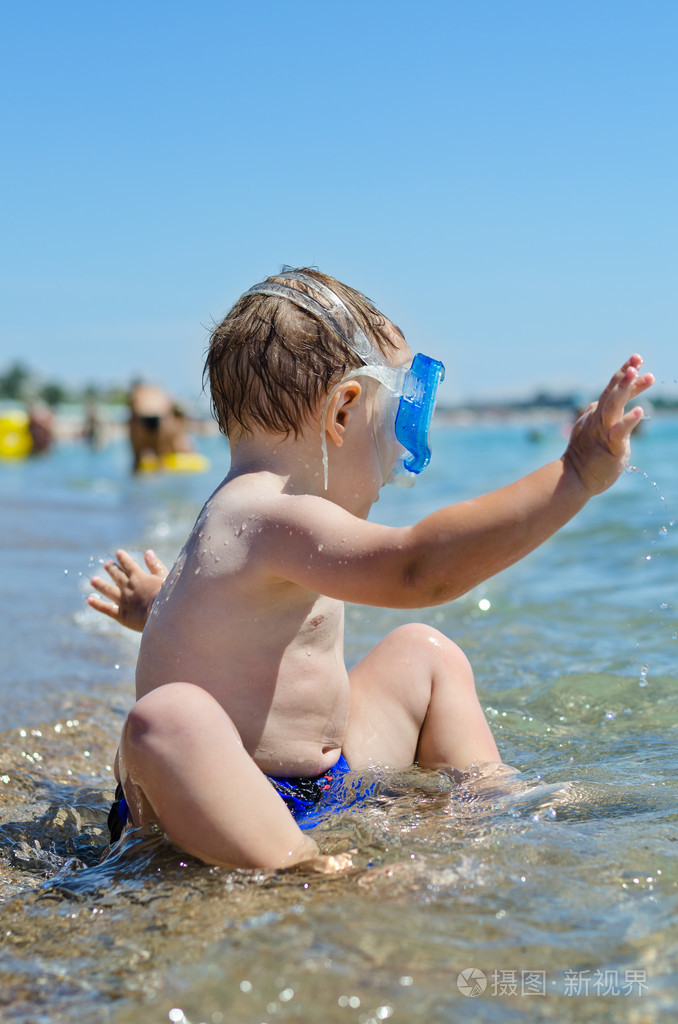 在海边玩耍的小男孩