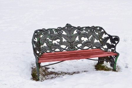 冬季板凳雪覆盖着在公园